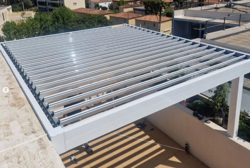 Pergola Bioclimatique à Cassis – Illumin’Alu