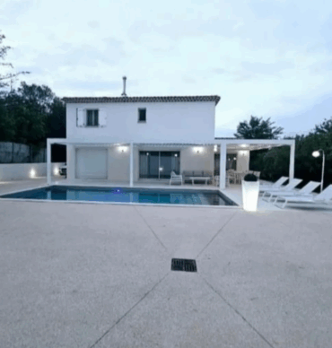 Pergola sur-mesure à Cassis : Transformez votre terrasse avec Illumin’Alu