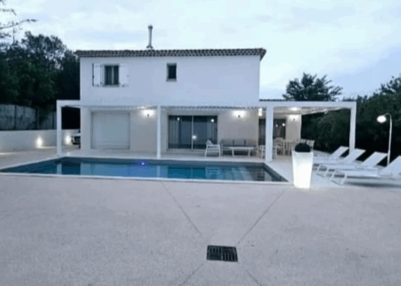 Pergola sur-mesure à Cassis : Transformez votre terrasse avec Illumin’Alu