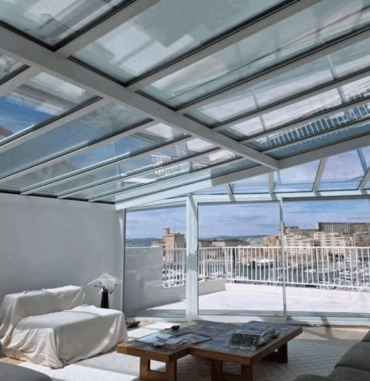 Véranda aluminium avec vue panoramique sur le Vieux Port de Marseille : nouvelle réalisation par Illumin’Alu