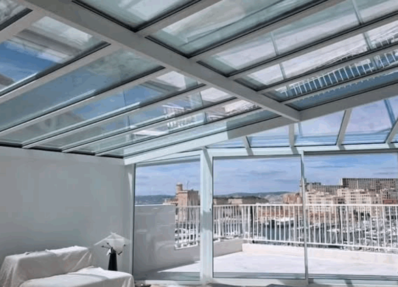Véranda aluminium avec vue panoramique sur le Vieux Port de Marseille : nouvelle réalisation par Illumin’Alu