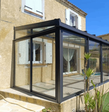 Véranda aluminium avec toit en verre à contrôle solaire : réalisation Illumin’Alu à Roquefort-la-Bédoule