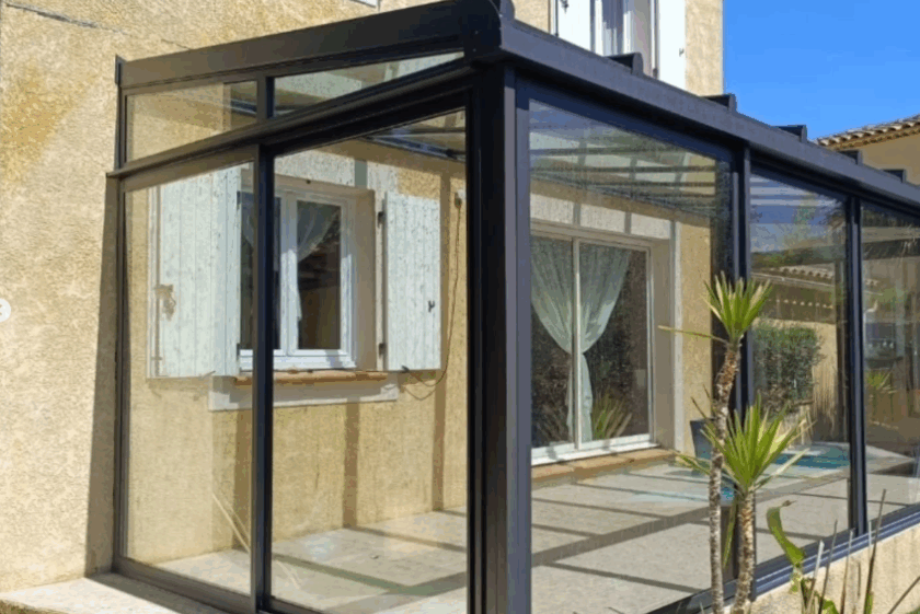 Véranda aluminium avec toit en verre à contrôle solaire : réalisation Illumin’Alu à Roquefort-la-Bédoule